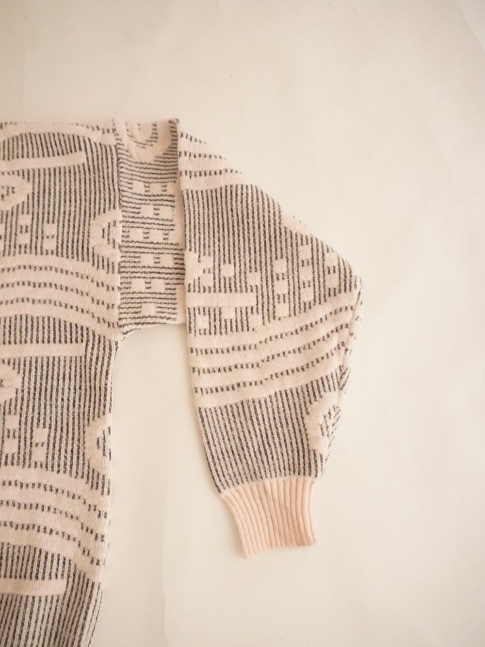 Vintage Koman Pale Pink Charcoal Grey Tropical Fish Geometric Designer Sweater M - Picture 4 of 11